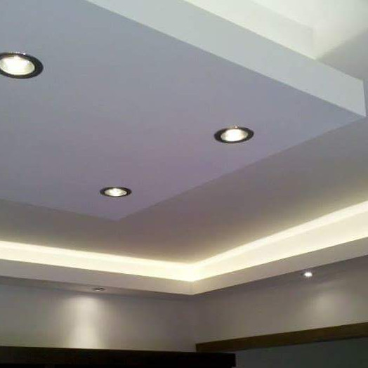 Luminoso cielorraso construido en yeso.