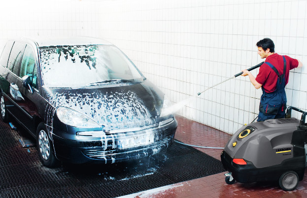 El lavado de vehículos de forma profesional se realiza muy eficientemente.