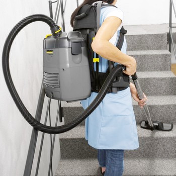La limpieza de escaleras se hace mucho más fácil con la aspiradora de mochila Karcher.