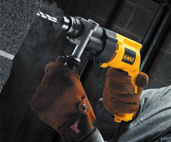 Perforación en hormigón con el taladro percutor DeWalt DW505